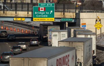 Канадські поліцейські розблокували кордон із США, розігнавши протестувальників далекобійників