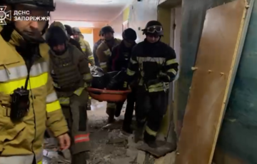 Из-под завалов в Запорожье достали тело человека: спасатели ищут еще одного