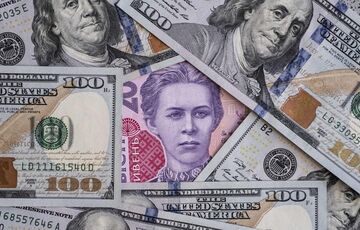 Будет влиять линия фронта: экономист предупредил о дальнейшем падении гривны