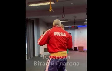 Голова Закарпатської федерації легкої атлетики тренується у формі із написом ”Росія”