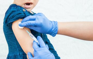 Мэр Нью-Йорка готов выплатить по 100 долларов родителям школьников, привитых от ковида