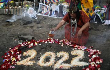 В Перу Шаманы провели ритуал с использованием портрета Зеленского, озвучив неутешительный прогноз: ВИДЕО 