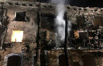 Россияне обстреляли жилой дом в Запорожье: есть погибший, 9 раненых