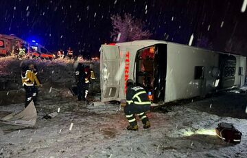 В Турции перевернулся пассажирский автобус В Турции перевернулся пассажирский автобус