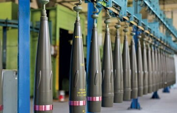 Шмыгаль: Украина ожидает к апрелю получить достаточное количество снарядов