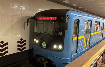 В столичном метро пассажир попал под поезд