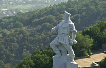 На памятнике Артему в оккупированном Святогорске бойцы ВСУ установили флаг Украины