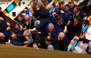 У парламенті Грузії, де розглядають законопроект ”про іноагентів”, сталася масова бійка: відео