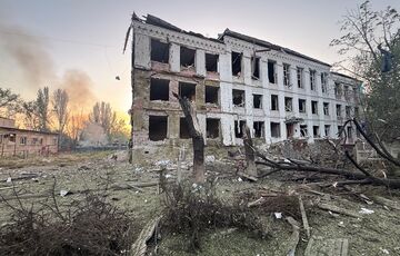 Россия сбросила ФАБы на многоэтажку в Константиновке: под завалами ищут людей Россия сбросила ФАБы на многоэтажку в Константиновке: под завалами ищут людей