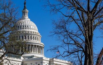 Протесты с США: Конгресс призывает досрочно прекратить полномочия Трампа