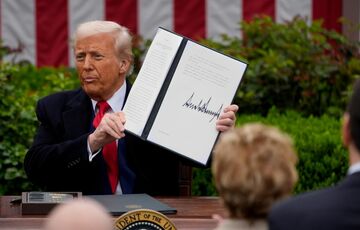 Трамп підняв мита на товари з Китаю до 145%