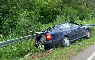 Во Львовской области металлический отбойник проткнул легковушку