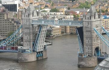 В Лондоне сломался всемирно известный Тауэрский мост - ВИДЕО