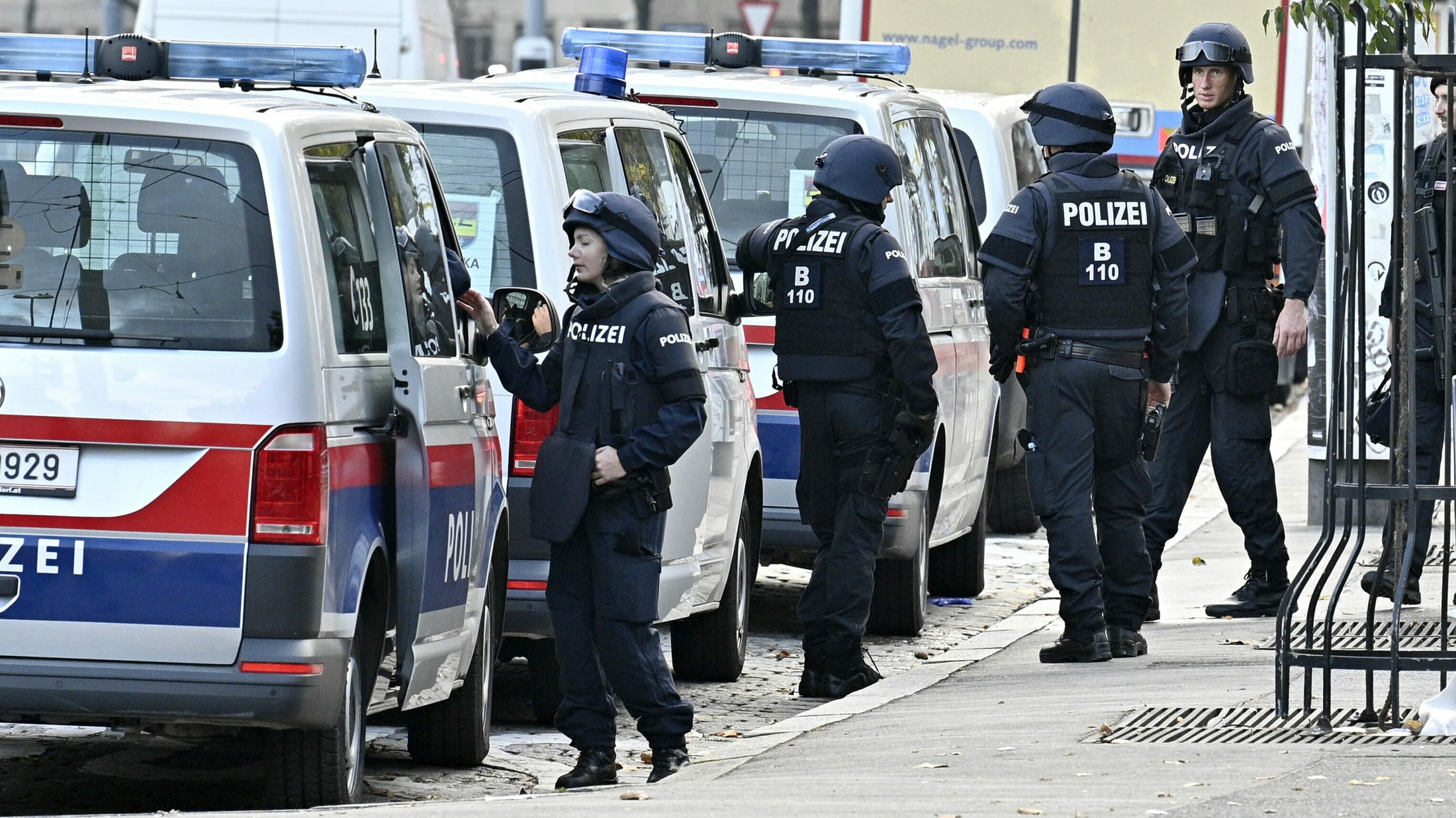 Теракт у Відні: 4 загиблих, 17 поранених - українців серед них немає Теракт у Відні: 4 загиблих, 17 поранених - українців серед них немає