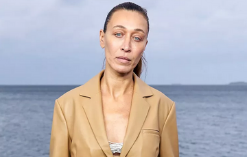 38-річна сестра Белли та Джіджі Хадід дебютувала на подіумі