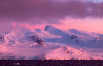Полярники показали Антарктиду в цветах ”Барби”: удивительные фото