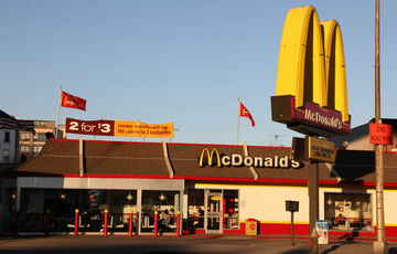 У Стокгольмі відкрився барбершоп, де роблять зачіску у формі логотипу McDonald's У Стокгольмі відкрився барбершоп, де роблять зачіску у формі логотипу McDonald's