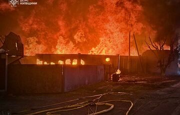 На Київщині триває ліквідація пожежі після російської атаки: фото