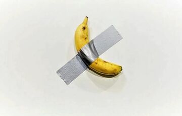 Китайский предприниматель съел ”банан на скотче”, за который заплатил 6,2 млн долларов