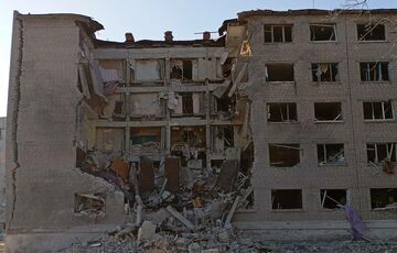 Росіяни скинули КАБ на житловий будинок у Золочеві: шестеро людей постраждали Росіяни скинули КАБ на житловий будинок у Золочеві: шестеро людей постраждали