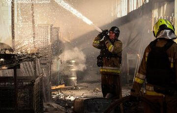 Из-за российского удара по Николаевщине вспыхнул масштабный пожар Из-за российского удара по Николаевщине вспыхнул масштабный пожар
