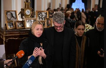 ”Она просила, чтобы вспомнили что-то хорошее”: дочь Матвиенко расплакалась на похоронах матери 