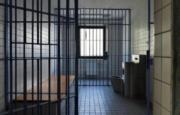 Зеленський підписав закон, що дозволяє відправити засуджених на фронт: звільнитися можуть близько 5 тис. осіб