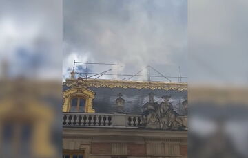 В Версальском дворце во Франции произошел пожар: видео