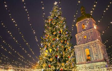 В Киеве украсили главную елку страны В Киеве украсили главную елку страны