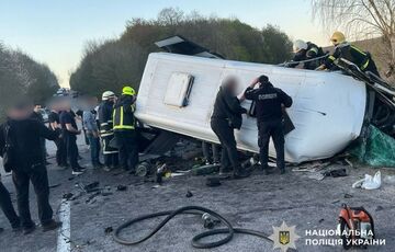 В Винницкой области автомобиль столкнулся с маршруткой: есть погибшие В Винницкой области автомобиль столкнулся с маршруткой: есть погибшие