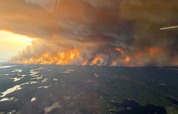 В Канаде из-за лесных пожаров эвакуируют 17 тысяч жителей провинции Манитоба