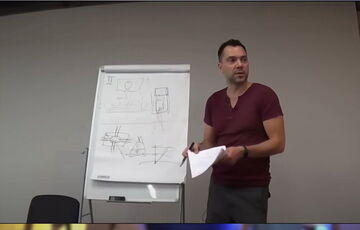 На Арестовича завели справу після сексистських висловлювань