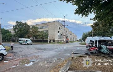 В Днепре ”скорая” съехала с дороги и врезалась в столб: один медик погиб (фото)