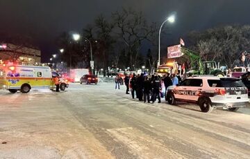 У Канаді позашляховик в'їхав у натовп протестувальників проти ковід-обмежень У Канаді позашляховик в'їхав у натовп протестувальників проти ковід-обмежень