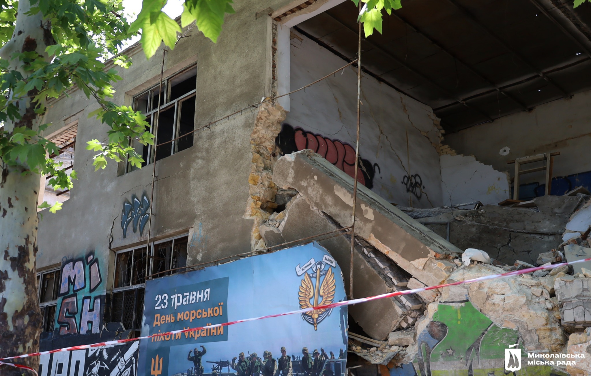 У Миколаєві обвалилася частина заводу ”Дормашина”, пошкодженого російськими шахедами — фото 7