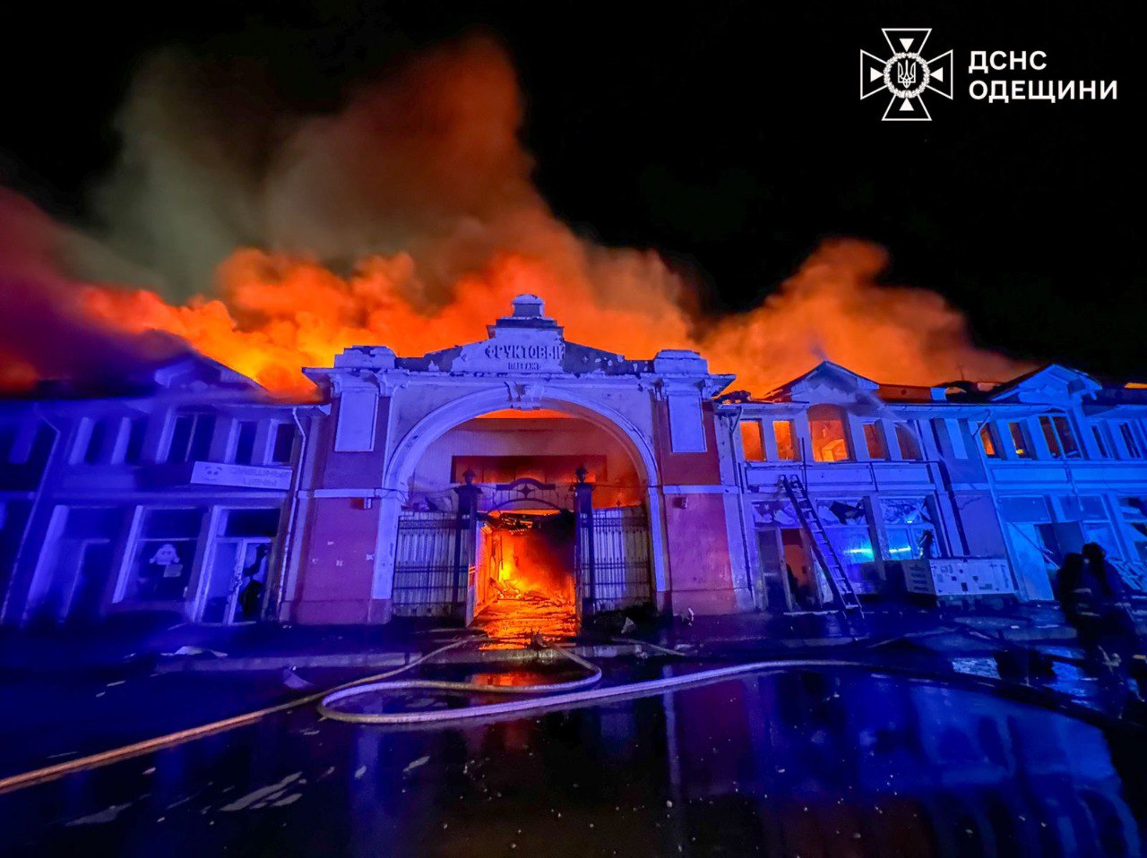 Через удар по Одесі зруйновано під'їзд багатоповерхівки — фото