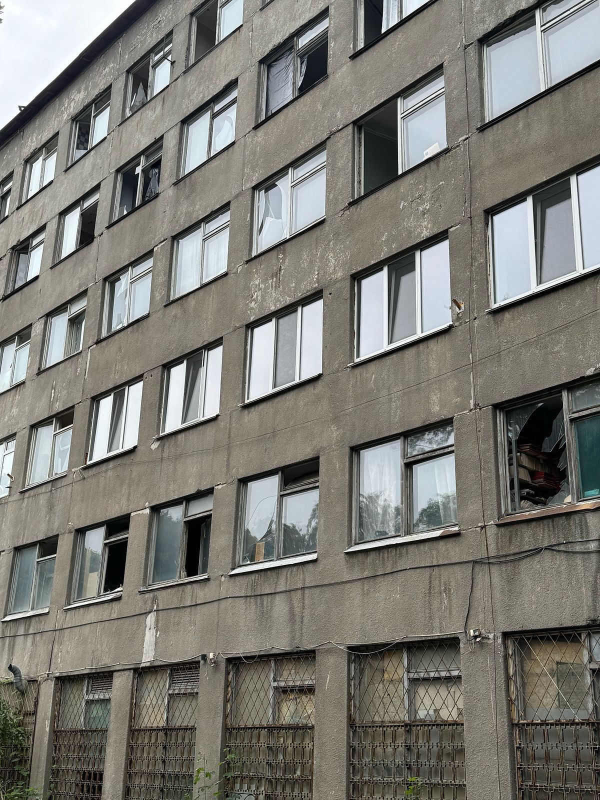 Внаслідок російського обстрілу Києва пошкоджено кіностудію Довженка (фото) — фото 2