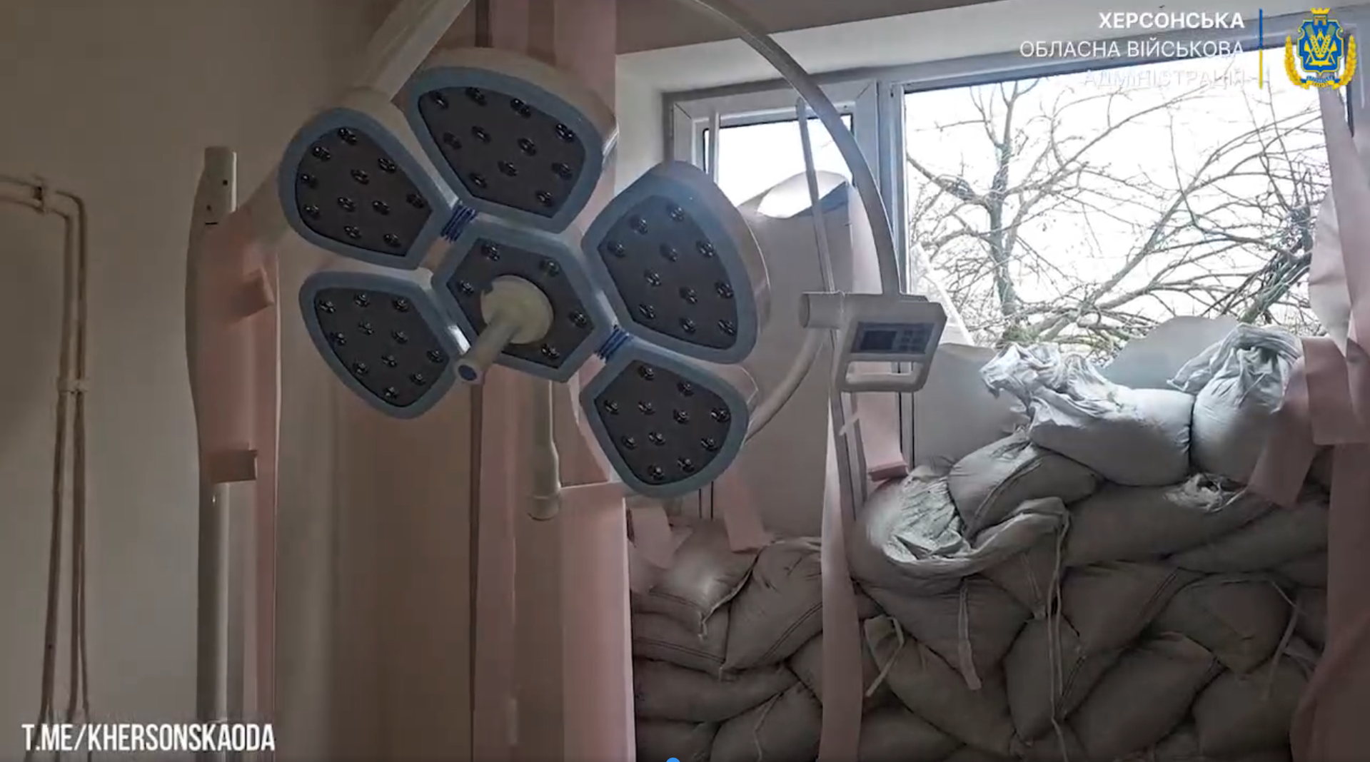 Россияне нанесли удар по роддому в Херсоне: кадры — фото 2