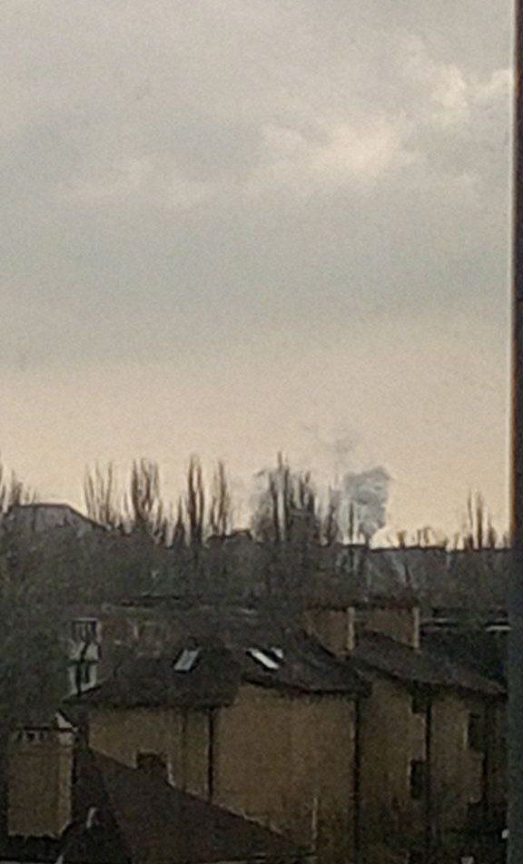 В Таганроге прогремели взрывы, над городом летают вертолеты: фото — фото
