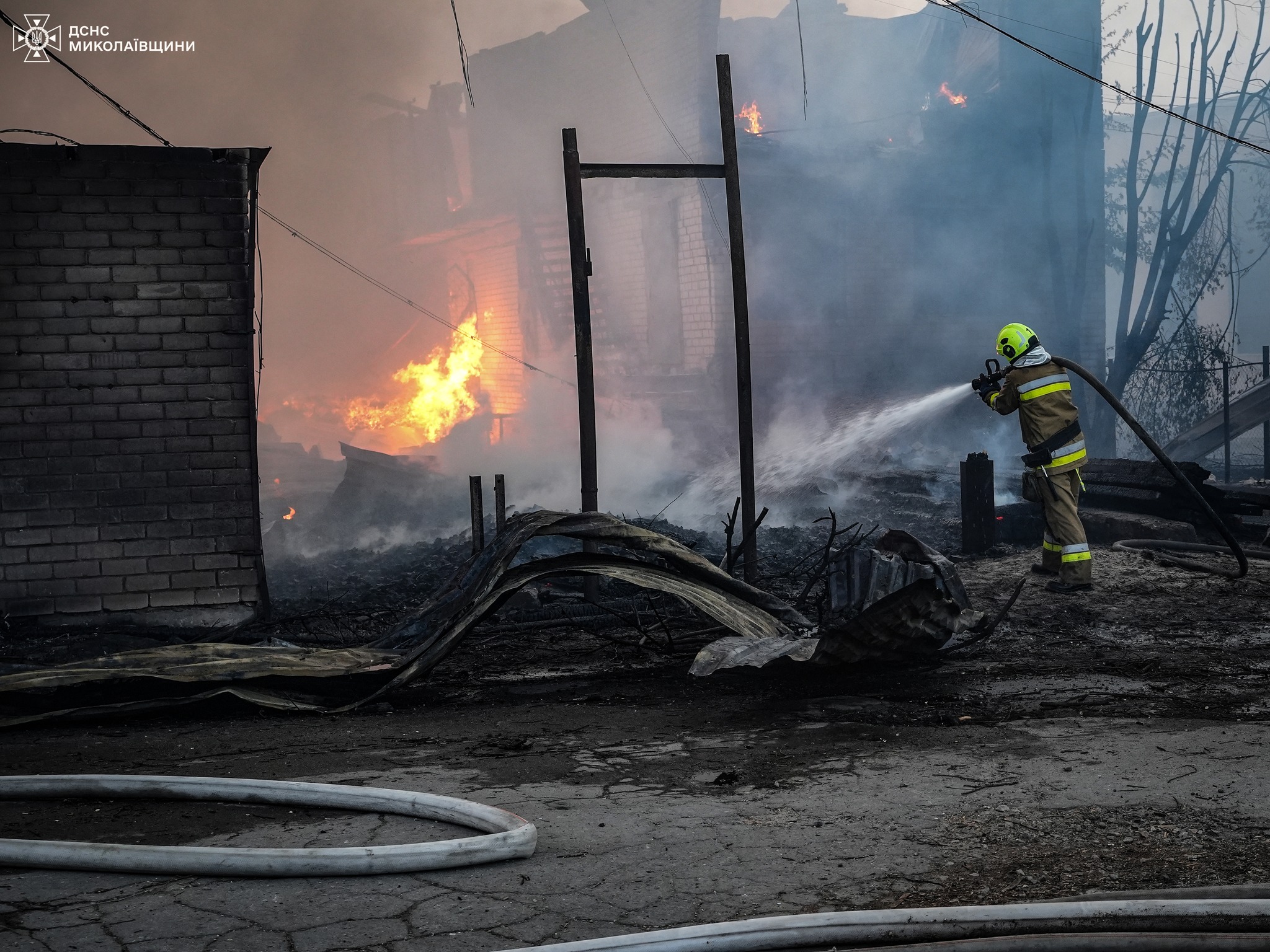 Масштабный пожар на деревообрабатывающем предприятии в Николаеве ликвидировали: кадры — фото 4