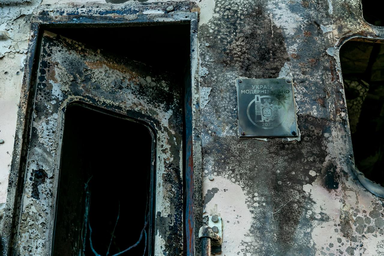 У Фастові російський удар знищив депо та 27 вагонів приміських поїздів: фото — фото 2