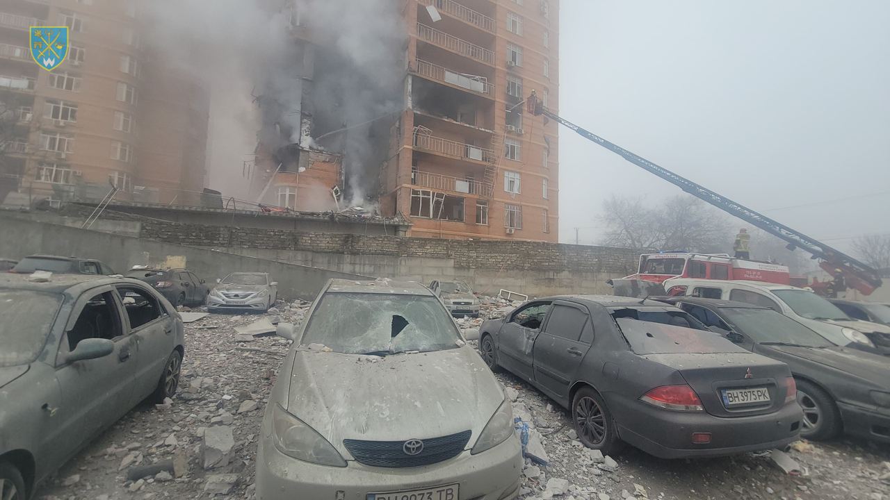В Одессе ракета прошила жилую высотку, взорвавшись внутри: число жертв растет (фото) — фото 5
