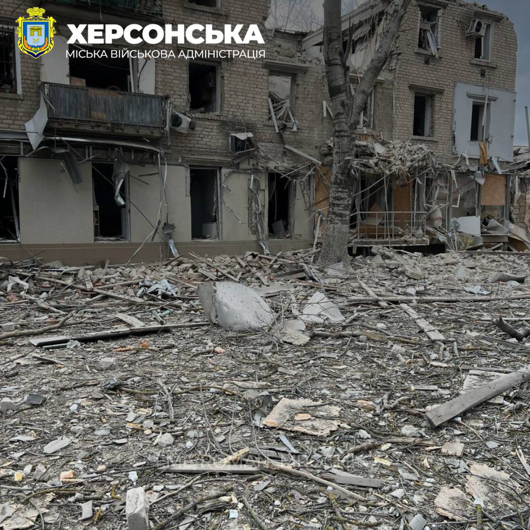 Россия нанесла удар по центру Херсона, есть раненые и разрушения: фото — фото