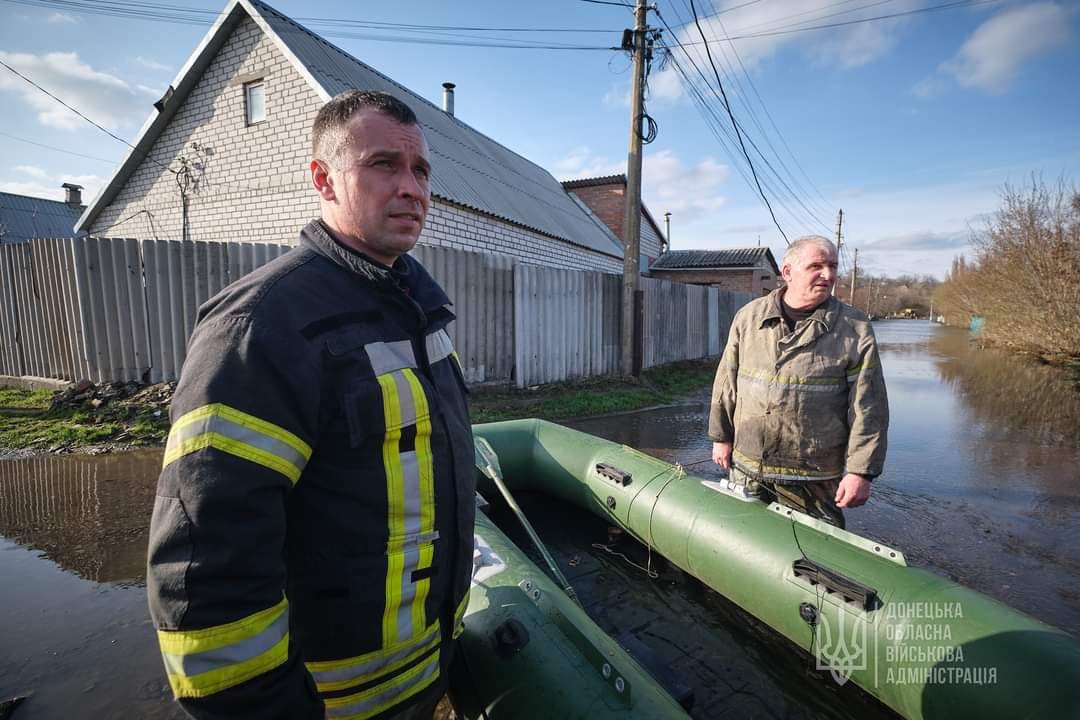 Из-за прорыва дамбы в Краматорске эвакуированы десятки человек: фото — фото