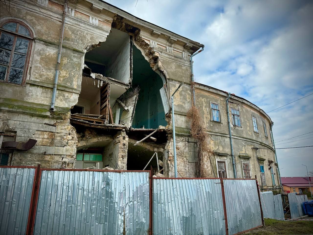 В Одессе обрушилась стена инфекционной больницы - памятника архитектуры национального значения: фото — фото