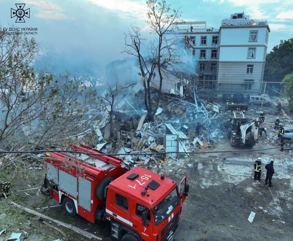 Рятувальники показали, як гасили пожежу після ракетного удару по Одесі: відео — фото 12
