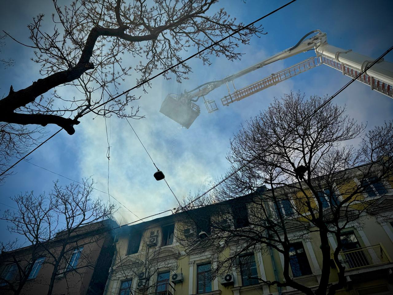 В Одесі рятувальник загинув під час гасіння потужної пожежі у самому центрі міста: фото — фото 6