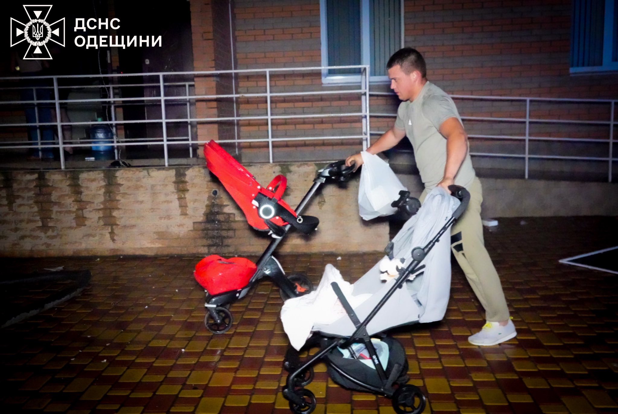 Два человек погибли, 14 пострадали: кадры последствий российской атаки на Одессу — фото 5