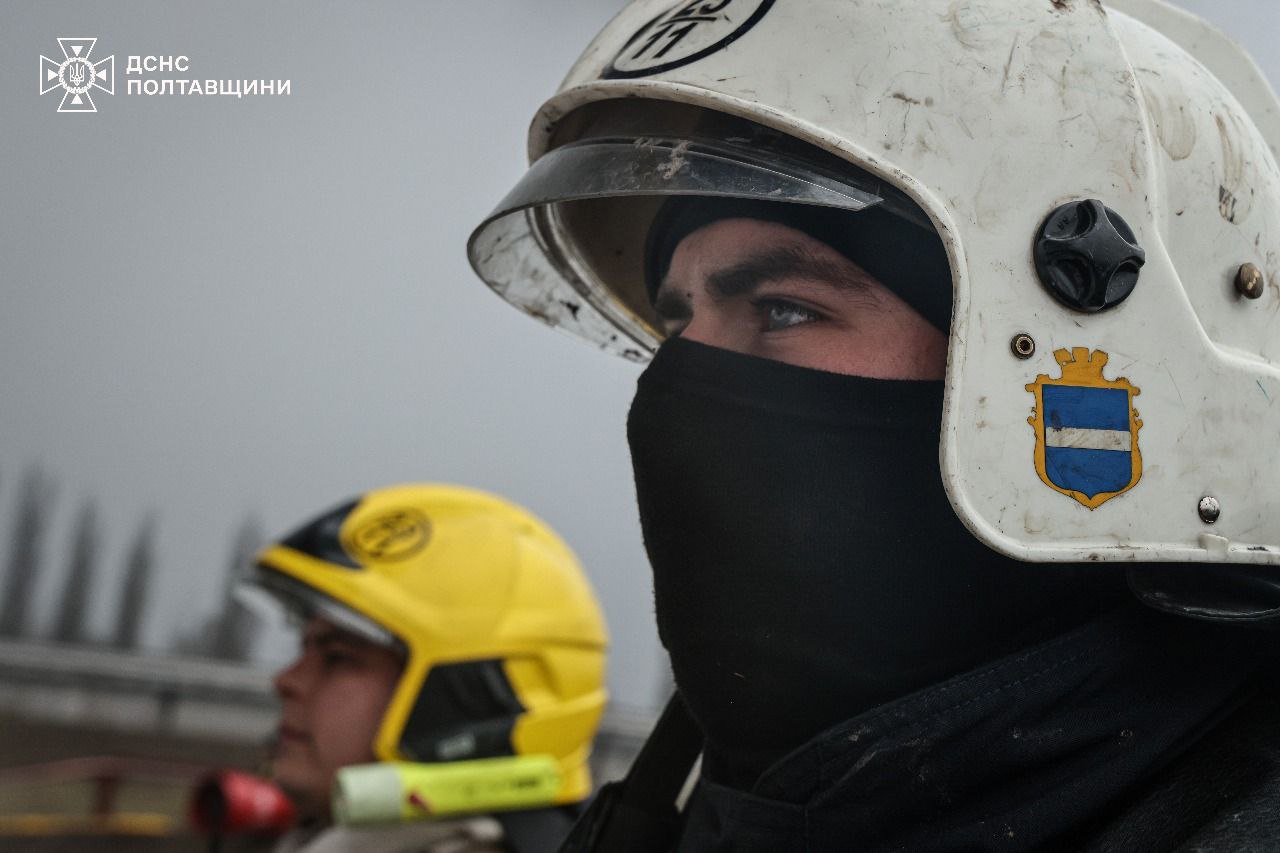 Рятувальники показали кадри наслідків удару по енергооб'єкту у Полтавській області — фото 9