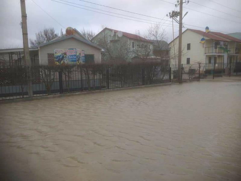 Мощный шторм в курортной Кирилловке затопил десятки баз отдыха - ВИДЕО — фото